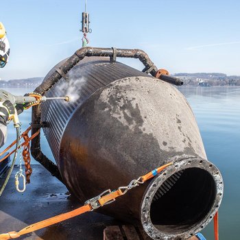 Der Ansaugkorb des Seewasserwerks wurde an die Oberfläche gebracht und gereinigt. Der Ansaugkorb des Seewasserwerks wurde an die Oberfläche gebracht und gereinigt.