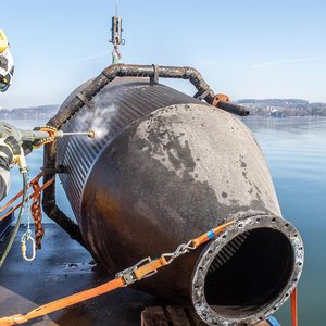 Der Ansaugkorb des Seewasserwerks wurde an die Oberfläche gebracht und gereinigt. Der Ansaugkorb des Seewasserwerks wurde an die Oberfläche gebracht und gereinigt.