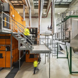 In der Heizzentrale am Irisweg entsteht die Fernwärme für das Murtenbiet in zwei Holzheizkesseln (orange).